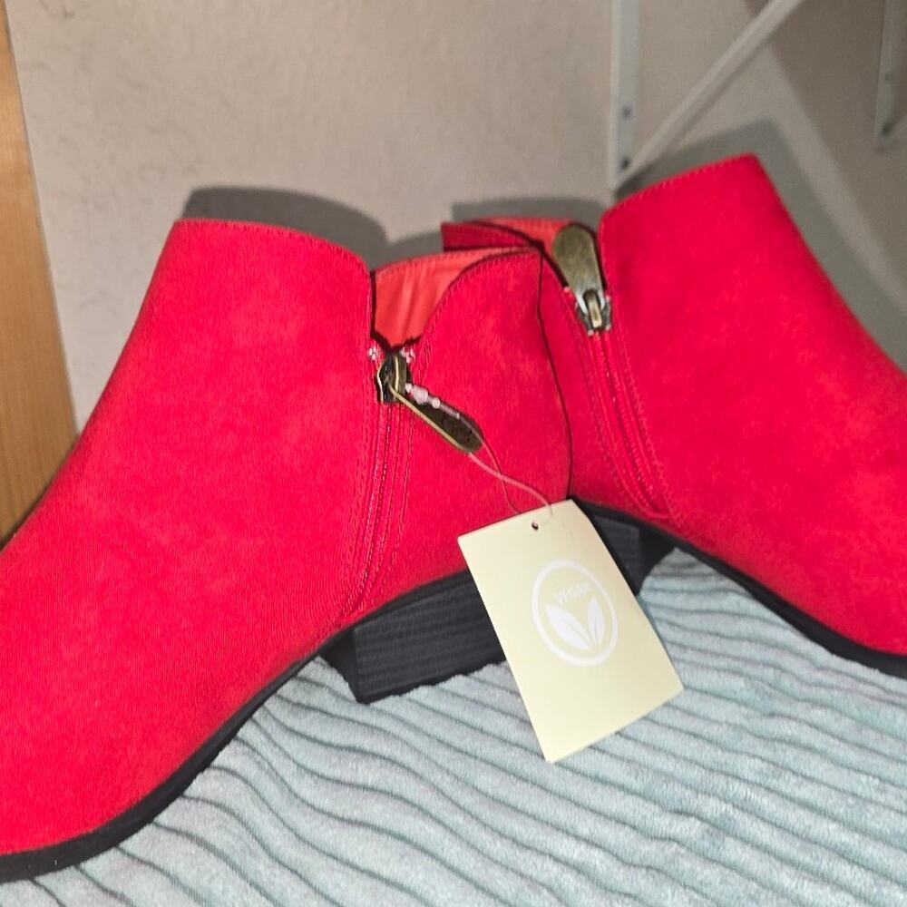 Daisy Fuentes Red Boots Womens 10M Faux Leather Ankle boots